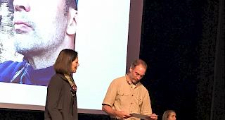 &Uuml;bergabe. Staatsratspr&auml;sidentin Esther Waeber-Kalbermatten und Peter Imboden, einer der drei Preistr&auml;ger der 36. Preisverleihung f&uuml;r eine erfolgreiche Ausbildung und berufliche Eingliederung.