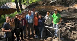 Die Lernenden der Raiffeisenbank Mischabel-Matterhorn mit der neuen Erlebnis-Grillstelle in T&ouml;rbel.