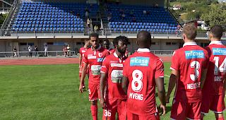 Sittens Yassin Fortune (links), Xavier Kouassi und Teamkollegen auf dem Stapfen.