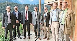 Goldenes Jubil&auml;um. Pierre Oberson, VR GKW, Christian Imhoff, VR GKW, Alain Sapin, VR-Pr&auml;sident GKW, Philippe Virdis, ehemaliger VR-Pr&auml;sident GKW, Pierre Hirschy, ehemaliger VR-Pr&auml;sident GKW, Thomas Clausen, Vizepr&auml;sident GKW, und Bernhard Truffer, Direktor GKW (von links), anl&auml;sslich des offiziellen Festakts.