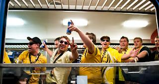 Die SBB &uuml;bertragen die Verantwortung f&uuml;r die Fanz&uuml;ge zusehends den Fanbetreuern der Vereine. (Archiv)