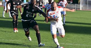 Spahiu enteilt Fribourg-Verteidiger Oke, der FC Naters Oberwallis setzte sich klar durch.