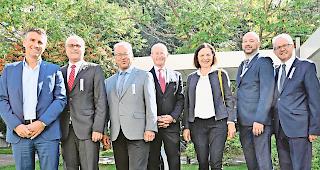 In Feierlaune. Versammelt im Garten des Martinsheims: Marcel Kalbermatter, Pr&auml;sident Gemeinn&uuml;tziger Verein; Christoph F&ouml;hn, Vizepr&auml;sident Visp; Georges Schmid, Burgerpr&auml;sident Visp; Franz Schmid, Stiftungsratspr&auml;sident; Staatsr&auml;tin Esther Waeber-&shy;Kalbermatten; Markus Lehner, Heimleiter, und Klaus Kalbermatten, OK-Pr&auml;sident der Feier (von links).