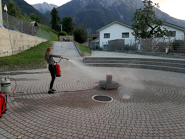 Lehrreich. Am Freitag erhielte der Jugendverein Brigerberg die Möglichkeit, zu üben, was es bei einem Brand zu beachten gilt.