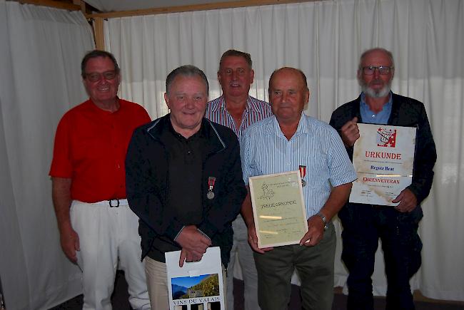 Veteranen. Wurden für ihre jahrzehntelange Vereinstreue geehrt (v.l.):  Elias Furrer (TPV Bürchen), VV-Fähnrich Fridolin Imboden (TPV Niedergesteln), Leo Werlen (TPV Bürchen), Andreas Andenmatten (TPV Stalden) und Beat Regotz (TPV Staldenried).