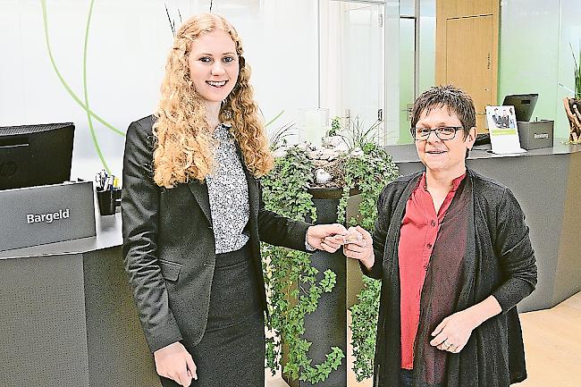 Die KV-Lernende Johanna Metry mit Wochengewinnerin Doris Kuonen.