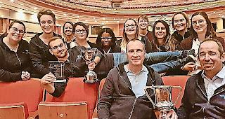 Feierlaune. Ein Teil der Band im Konzertsaal von Birmingham.