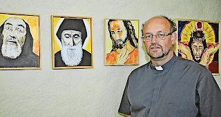 Neuste Werke. F&uuml;r Pfarrer Edi Arnold ist Malen eine Form des Gebets.Foto WB