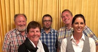 In der hinteren Reihe die Vorstandsmitglieder der CSP Bezirk Goms: Klaus Russi, Philipp Imwinkelried und Frank Wenger. Vorne: Marlene Paris, Kandidatin f&uuml;r den Verfassungsrat (links), mit Bezirkspr&auml;sidentin der CSP Goms, Meanie Walpen-Jentsch.