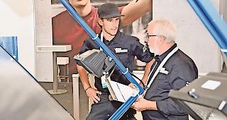 Fachwissen. Kilian Eyholzer werden bei seiner theoretischen Pr&uuml;fung ganz sch&ouml;n L&ouml;cher in den Bauch gefragt. Er schl&auml;gt sich gut.