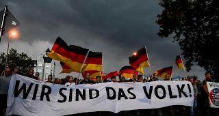 Nach den rechten Ausschreitungen in Chemnitz ist ein erstes Urteil wegen Zeigens des Hitlergrusses ergangen. 