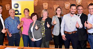 CSPO-Nationalrat Thomas Egger mit den Kandidaten der CSP Bezirk Visp (von links): Andr&eacute; Walker, Mieke Bumann, Natalie Kalbermatter, Ida H&auml;fliger, Danica Zurbriggen Lehner und Marco Schnydrig, Staatsrat, Roberto Schmid und CSP-Visp Bezirkspr&auml;sident Konstantin Bumann. Auf dem Bild fehlt Flavio Schmid.