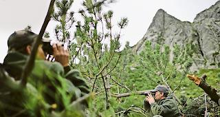 Auf der Pirsch. Ab dem kommenden Montag befinden sich im Wallis rund 2400 J&auml;ger und J&auml;gerinnen auf der Hochjagd.Foto keystone