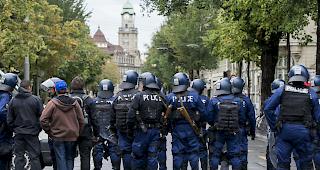 Absperrgitter, Polizei-Kastenwagen und Dutzende von Polizisten dominieren seit dem fr&uuml;heren Samstagnachmittag das Bild rund um den Bundesplatz in Bern.