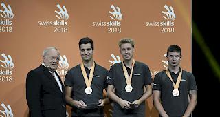 Siegerehrung mit Bundesrat Johann Schneider-Ammann in Bern: Sebastian Zenh&auml;usern aus B&uuml;rchen (dritter von links) klassierte sich in der Berufsgruppe der Schweisser auf dem ersten Platz.