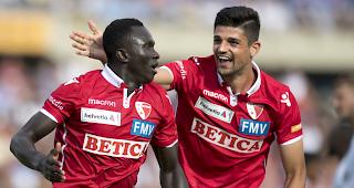 Torsch&uuml;tze Moussa Djitte (links) mit Verteidiger Branco Raphael Rossi.