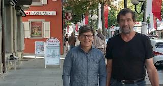 Brigitte Wolf, Pr&auml;sidentin Gr&uuml;ne Oberwallis, und Eugen Oggenfuss mit einem Infostand vor dem Laden in der Bahnhofstrasse Brig.