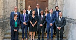 Grosser Tag. Staatsrat Fr&eacute;d&eacute;ric Favre (rechts) konnte am Montag in Sitten acht Anwalts- und ein Notariatsdiplom &uuml;berreichen.