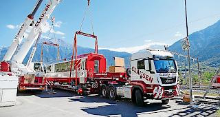 Schwere Fracht. Zwei Kr&auml;ne waren n&ouml;tig, um den Panoramawagen auf den Tieflader zu heben.