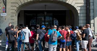Manchester-United-Fans warten vor dem Hotel Schweizerhof auf die Spieler.