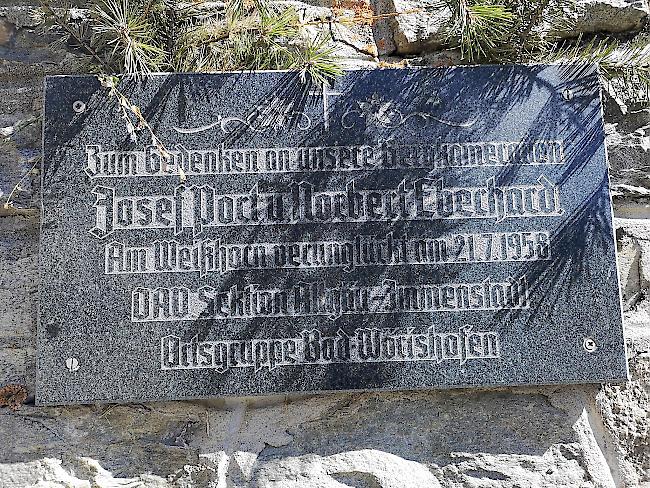 Nur eine Gedenktafel an der Friedhofmauer in Randa erinnert an die Tragödie am Weisshorn im Juli 1958.