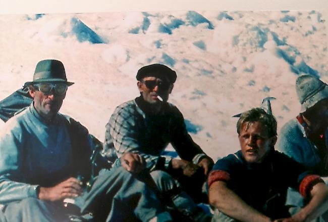 Suche. Am 12. September 1958 suchten die beiden Randäer ­Bergführer Leo Summermatter und Edmund Brantschen mit Toni Port (von links) auf dem Bisgletscher nach den Verunglückten.