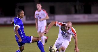 Albert Spahiu gegen Azzurri Lausannes Kam&eacute;, der FC Oberwallis Naters leistete sich fahrl&auml;ssig eine Heimniederlage.