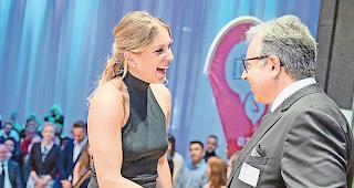 &laquo;Stolz sein&raquo;. Rektor Michael Zurwerra &uuml;berreicht die Diplome.