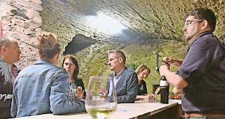 Stimmungsvoll. Varner Weine lockten am Freitag und Samstag in die verschiedenen Keller  der &laquo;Weininsel Varen&raquo;.