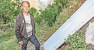 B&ouml;se &Uuml;berraschung. Unter diesem Wellblech versteckten sich gleich zwei Aspisvipern. Ein Tier erwischte Klaus Millius am rechten Zeigefinger. F&uuml;r den 57-J&auml;hrigen ging die unliebsame Begegnung verh&auml;ltnism&auml;ssig harmlos aus.