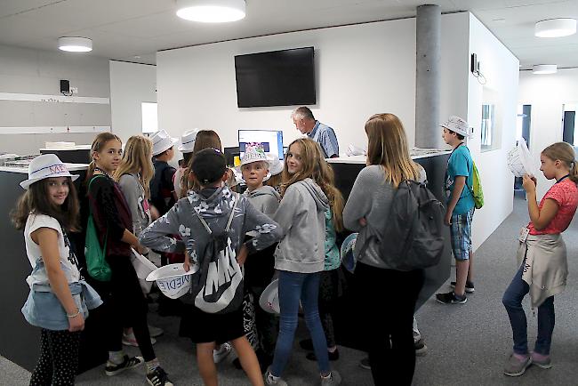 Das Medien-Team der Primarschule Brig zu Besuch in den Redaktionsräumen des «Walliser Boten»...