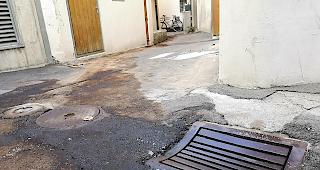 Verunreinigung. Warum sich das Heiz&ouml;l in einer Seitengasse beim Visper Kaufplatz ungehindert ausbreiten konnte, wird derzeit ermittelt.&nbsp;