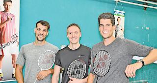 Die ehemalige Weltnummer 1 im Badminton h&auml;ngt an der Wand, der aktuelle westdeutsche Meister steht auf dem Platz: Kai Waldenberger (Mitte) neben  Yoann Freysinger (links) und Marco Fux.