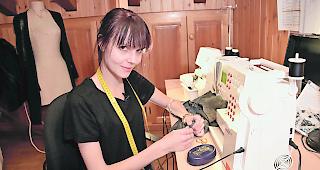Deborah Hermann bei der Arbeit an der N&auml;hmaschine.