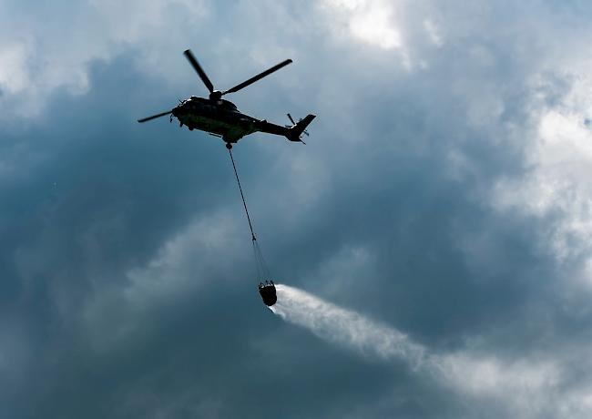 Super-Puma-Helikopter der Schweizer Armee sind in der Vergangenheitbei Waldbränden in Portugal und in Italien eingesetzt worden.