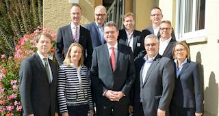 Nationalbank-Pr&auml;sident Thomas Jordan (Bildmitte) besuchte am Freitag die Lonza-Werke in Visp.