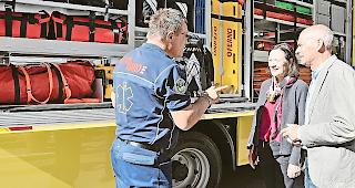 Erkl&auml;rungen. Von links: Alain Rittiner, Leiter Rettungssanit&auml;ter Wallis, Esther Waeber-Kalbermatten, Vorsteherin des Gesundheitsdepartements, und Diego Lareida, Leiter Notrufzentrale 144.