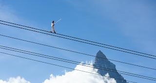 Freddy Nock mit spektakul&auml;rem Auftritt w&auml;hrend der Einweihungszeremonie. Er balanciert vom ersten Masten hinunter in die Talstation.
