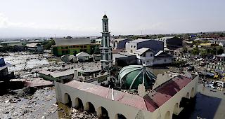 Sulawesi. Die Suche nach &Uuml;berlebenden wird zum Wettlauf gegen die Zeit. Bislang z&auml;hlten die Beh&ouml;rden &uuml;ber 800 Todesopfer.