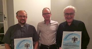 Auszeichnung. Pfarrer Edi Arnold und Hansruedi K&auml;mpfen wurden zu neuen Ehrenmitgliedern der Saltina ernannt.