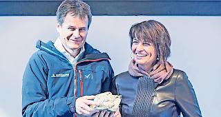 Geschenk. Doris Leuthard erhielt von Franz Julen einen kleinen Teil des Matterhorns.
