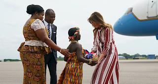 Melanie Trump wird am Flughafen mit Blumen beschenkt.