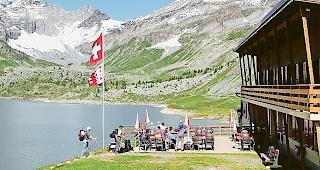 Fast schon ein Hotel. Die Auberge de Salanfe am Lac de Salanfe bietet 100 Schlafpl&auml;tze.