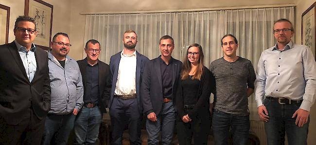 Verfassungsrat. Die SVPO stellt im Wahlkreis Brig neun Kandidaten: Damian In-Albon, Mirco Pratelli, Urs Schweizer, Roman Eyer, Remo Schnyder, Laila Marti, Sandro Fux und André Imstepf. Es fehlt: Ralph Kummer (v.l.)