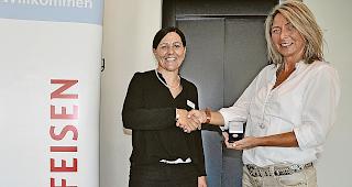 Kundenberaterin Sonya Pfammatter (l.) gratuliert Jeannette Salzmann.