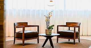 Wie im Wohnzimmer. Die Raiffeisenbank in Gampel ist eine der ersten Begegnungsbanken.