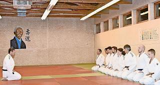 Ritual. Coach&nbsp;Erwin Sarny begr&uuml;sst die Judokas zum Training.