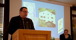 Ortspfarrer Paul Martone an seinem Referat