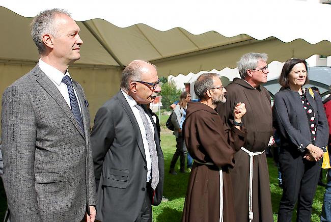 Aufmerksame Zuhörer während der Einsegnung. Emera-VR-Präsident Jean-Pierre Bringhen (v.l), Stadtpräsident Louis Ursprung, Bruder Josef, Bruder Damian und Staatsrätin Esther Waeber-Kalbermatten.