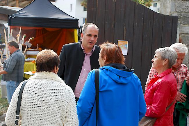Emera-Direktor Dario Andenmatten heisst Besucher willkommen.